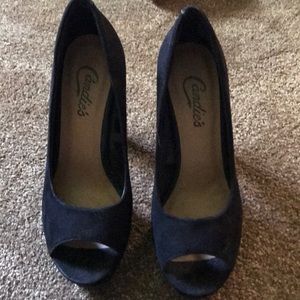 Candies suede platform pumps never worn